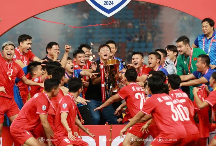 FIFA 'bắn tín hiệu' đến thầy trò HLV Kim Sang Sik trước trận gặp MU