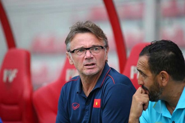 Hậu vệ HAGL tiết lộ điều ít ai biết về HLV Philippe Troussier