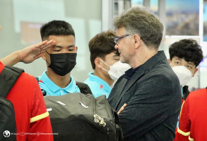 HLV Philippe Troussier lại có hành động khiến U23 Việt Nam nể phục