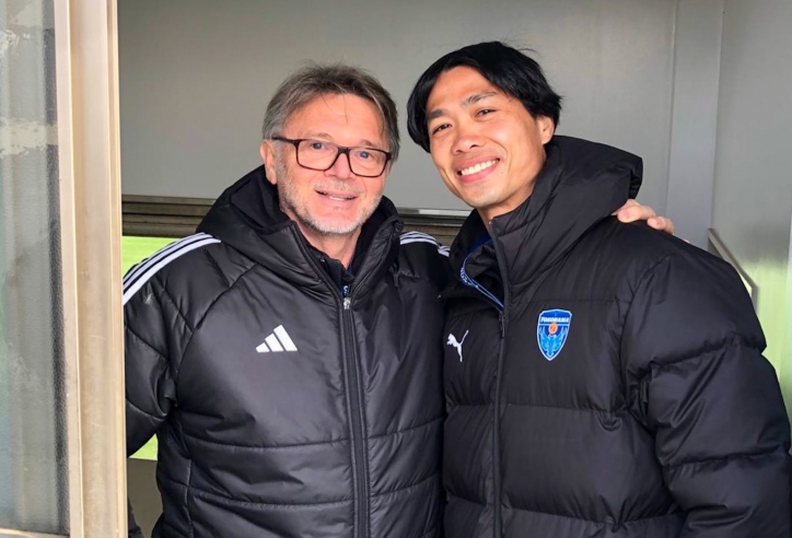 HLV Troussier có hành động cực bất ngờ với Công Phượng trước VL World Cup