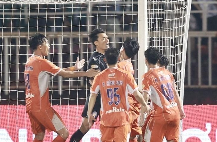 Bùi Tiến Dũng nói gì khi cản phá quả penalty của Công Phượng?