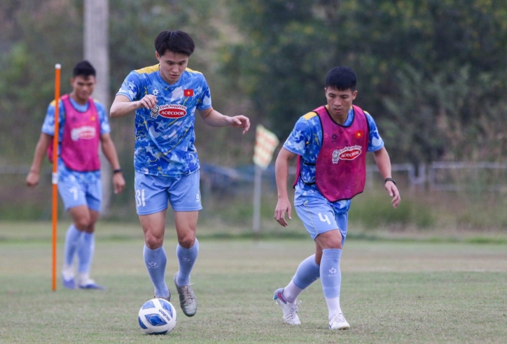 Dàn sao ĐT Việt Nam tập buổi đầu tiên ở Lào