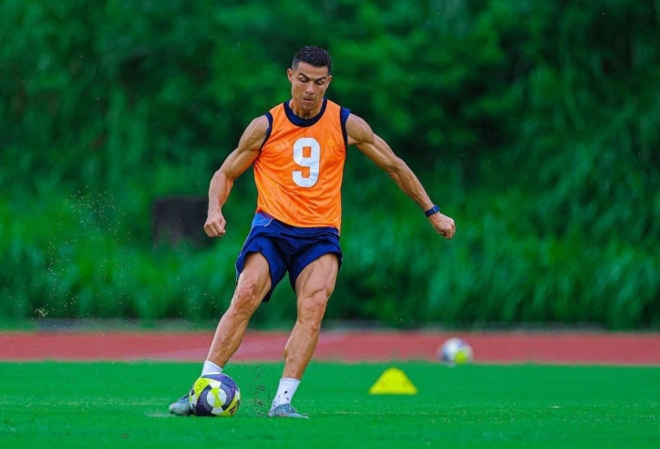 Ronaldo gây bão MXH với vóc dáng không tưởng ở tuổi 40