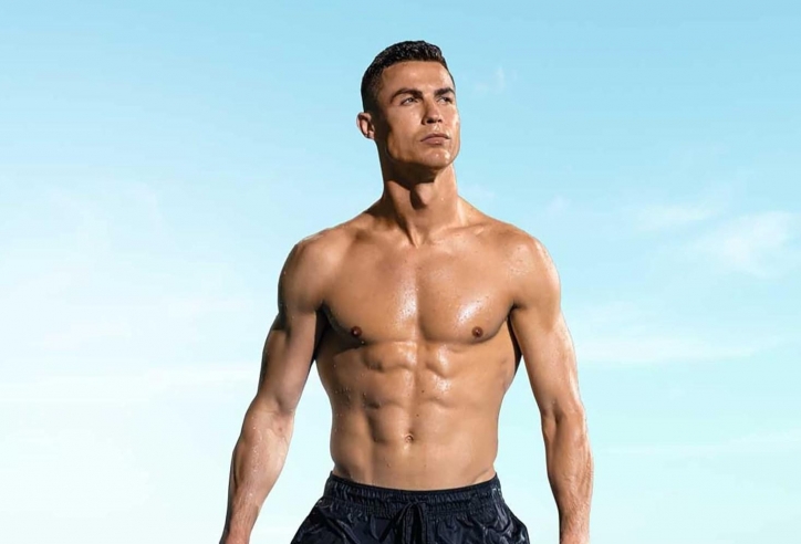 Ronaldo bị tố can thiệp 'dao kéo' để có ngoại hình đẹp ở tuổi 40