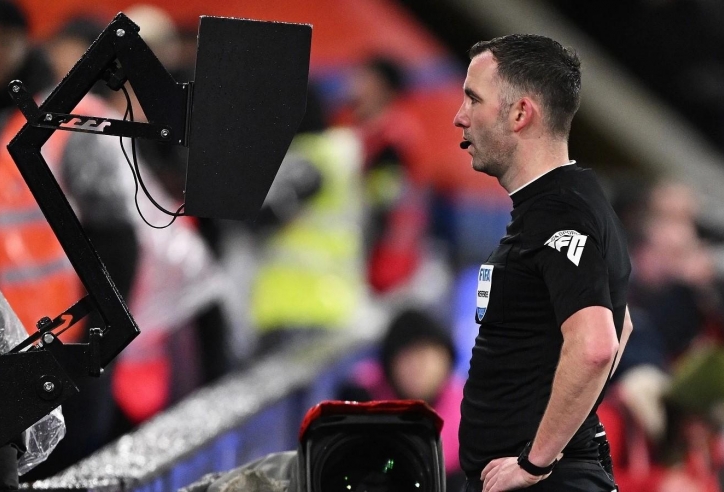 Đấu Liverpool, Arsenal lại gặp trọng tài 'ác mộng'