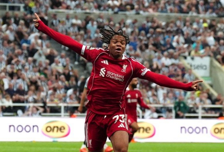 Thần đồng 'quái vật' của Liverpool nhận vinh dự lớn từ Arne Slot
