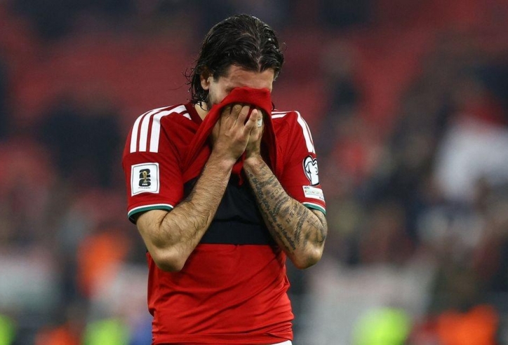 Ngôi sao Liverpool nghẹn ngào gửi lời xin lỗi sau khi để mất vé World Cup