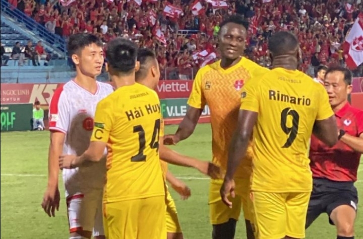 VIDEO: Rimario ăn mừng quá khích, 'hất hàm' cà khịa đội phó ĐT Việt Nam
