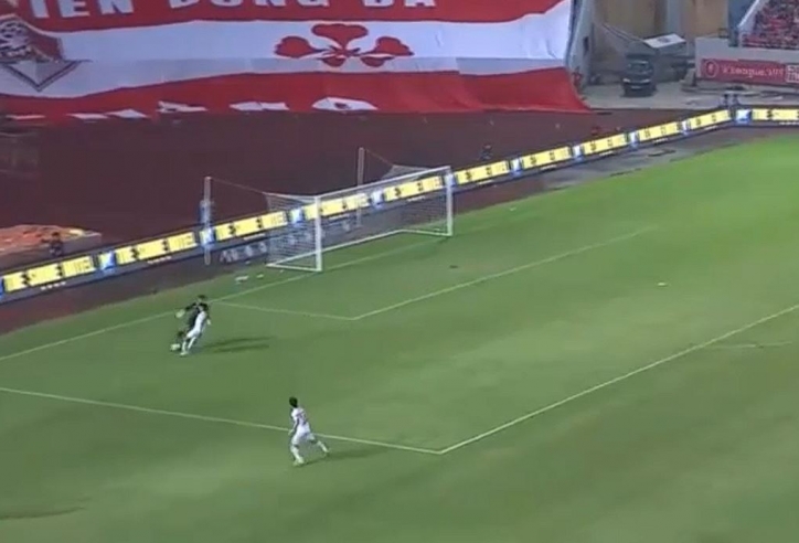 VIDEO: Thủ thành Hà Nội hóa Donnarumma, 'tặng quà to' cho CLB Hải Phòng