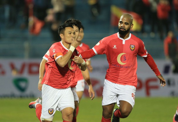 VIDEO: Phi Sơn xử lý đẳng cấp nâng tỉ số lên 3-0 cho Hà Tĩnh