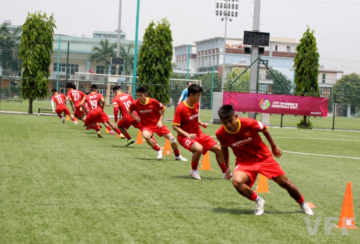 U22 Việt Nam 'thở dốc' trong ngày luyện tập đầu tiên