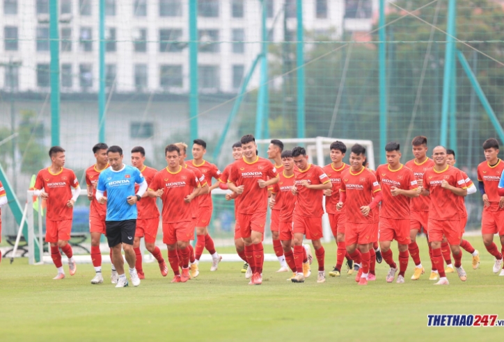 U22 Việt Nam nỗ lực tập luyện giữa trưa hè