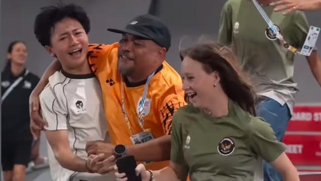 Độc lạ SEA Games: HLV Malaysia ăn mừng cuồng nhiệt khi VĐV Indonesia giành HCV