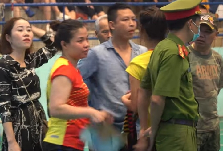 CĐV 'vì quá khích' mà tràn vào sân đấu, hậu quả là BLĐ đội bóng phải chịu