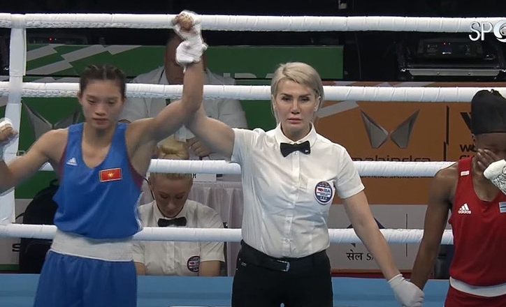 Đấm đối thủ ngã ra sàn, đại diện Việt Nam hiên ngang vào tứ kết Boxing VĐTG