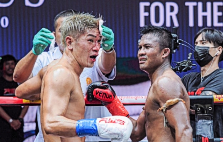 Húc vỡ đầu đối thủ, 'Thánh Muay' Buakaw Banchamek vẫn nhận kết quả hòa
