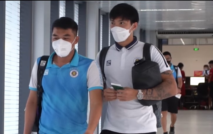 VIDEO: Văn Hậu và đồng đội 'đánh chiếm' thánh địa Pleiku