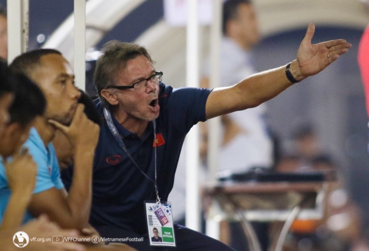 HLV Troussier dẫn theo một người sang Việt Nam