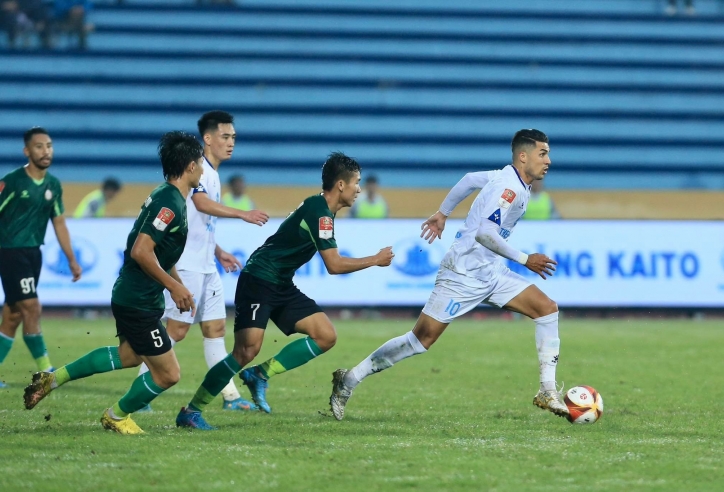 Đồng đội cũ của Văn Lâm tỏa sáng giúp 'đại gia V-League' thắng nghẹt thở
