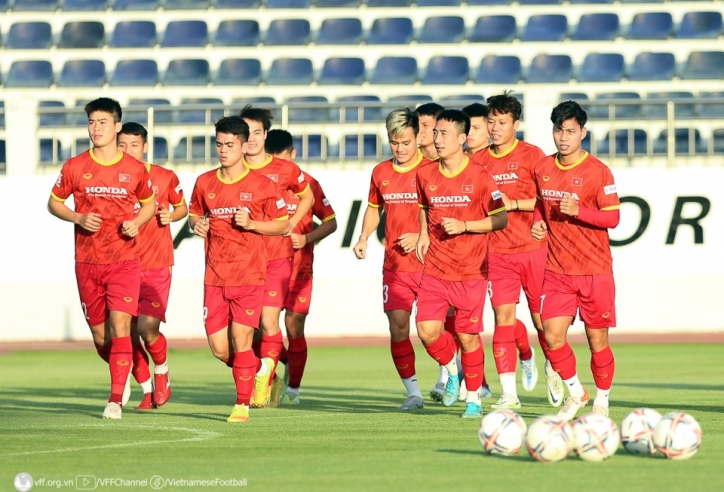 Khán giả xếp hàng dài mua vé xem ĐT Việt Nam