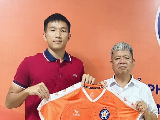 Tiền đạo Việt Nam 'khăn gói' rời đội sau khi ký hợp đồng 10 ngày