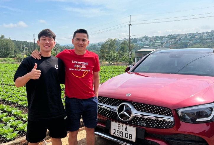 Sao HAGL tậu 'siêu xe', Kiatisak hết lời ca ngợi lòng hiếu thảo
