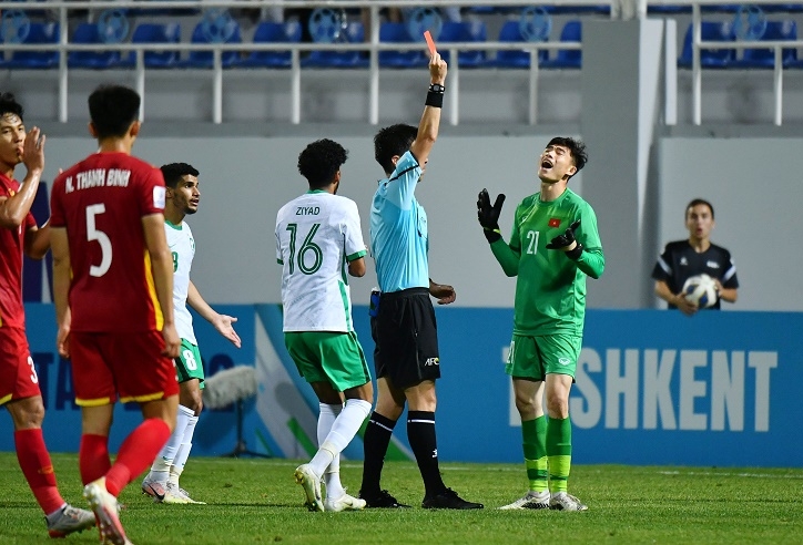 Thủ môn U23 Việt Nam hé lộ bất ngờ về tấm thẻ đỏ ở giải châu Á