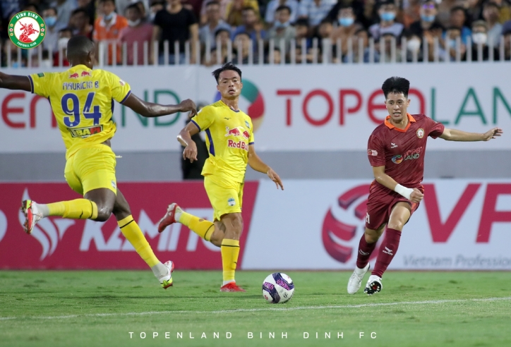 HAGL hòa nhọc 'PSG Việt Nam' dù được chơi hơn người