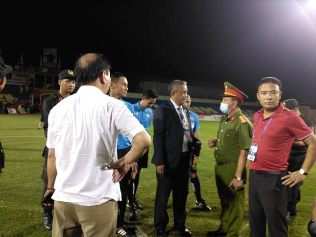 Trọng tài V-League mắc sai lầm, cần cảnh sát hộ tống rời sân