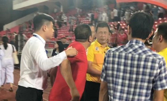 NÓNG: Đã có án phạt cho CĐV Hải Phòng nhổ nước bọt vào mặt trọng tài