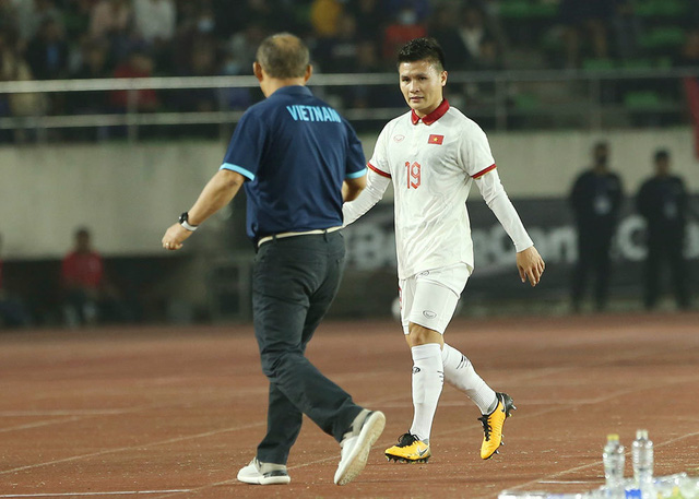 HLV Park Hang Seo bất ngờ 'trách' Quang Hải sau AFF Cup