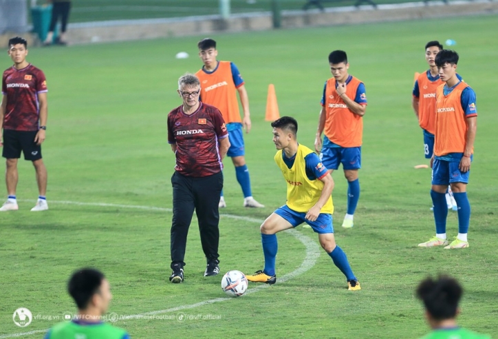 HLV Troussier nhờ chuyên gia Pháp hỗ trợ Quang Hải, Văn Hậu