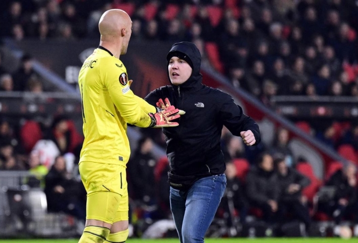Sao La Liga đánh nhau với khán giả ngay trên sân