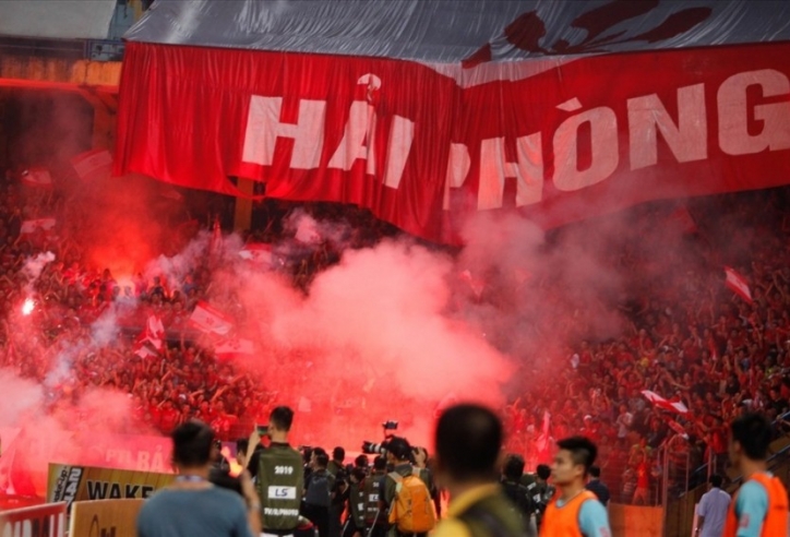 ‘Quýt làm cam chịu’: Hà Nội FC bị phạt 360 triệu vì pháo sáng trong 5 năm