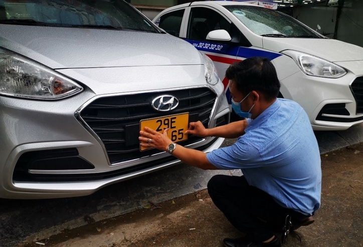 Nhận biết xe dịch vụ, taxi 'hoàn lương' một cách chính xác