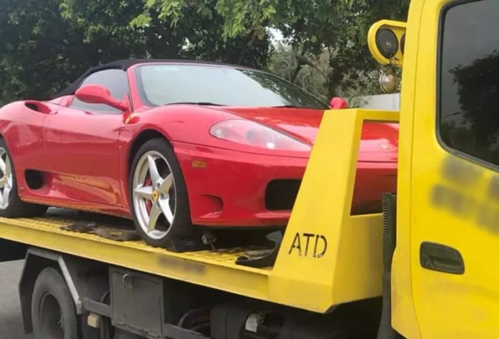 Từng lỡ hẹn với 'Qua' Vũ, siêu xe Ferrari 360 Spider bị bắt gặp trên đường vận chuyển