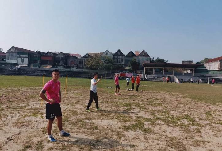 Trước cuộc đối đầu HAGL, đội bóng V-League phải tập trên 'sân ruộng'