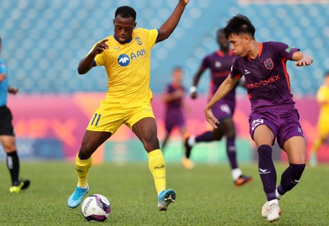 Mới chuyển đến Việt Nam, ngoại binh lập tức trở thành 'oan gia ngõ hẹp' với đội bóng V-League
