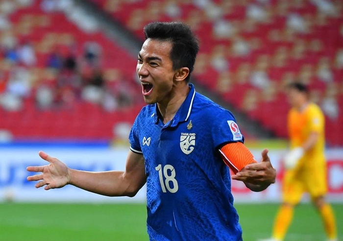 'Messi Thái Lan' làm điều đặc biệt với đàn em sau thất bại trước Việt Nam