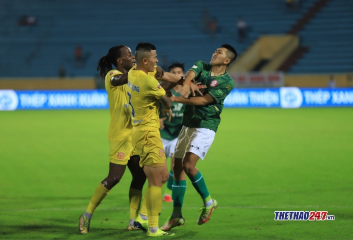 Cựu tuyển thủ U23 Việt Nam nhận thẻ đỏ sau hành động xấu xí tại Thiên Trường