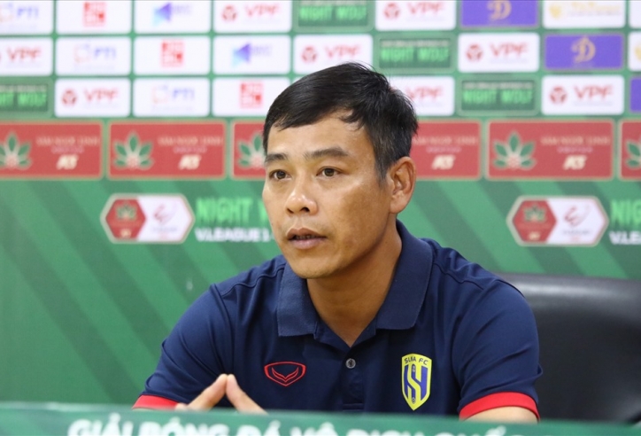 HLV SLNA bất ngờ 'giương cờ trắng' trong cuộc đua vô địch V-League