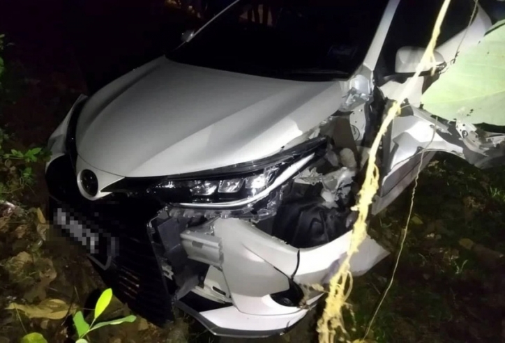 Cậu bé 6 tuổi cầm lái Toyota Vios chở em đi… mua đồ chơi rồi gây tai nạn