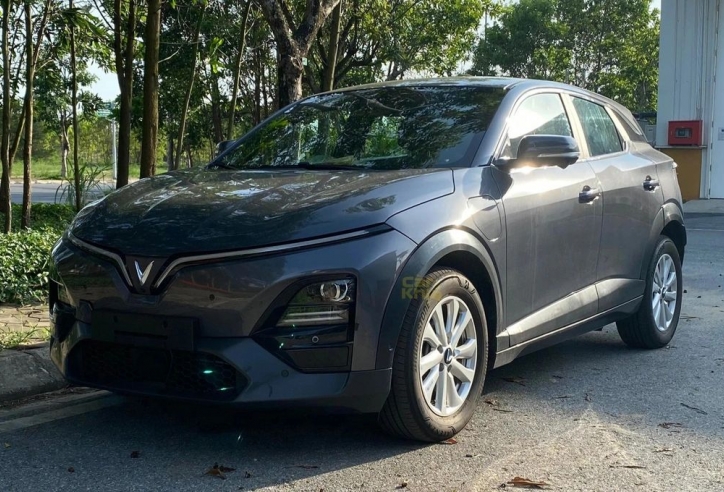 VinFast VF6 lần đầu lộ diện không che chắn, sẵn sàng đọ sức Creta, Seltos