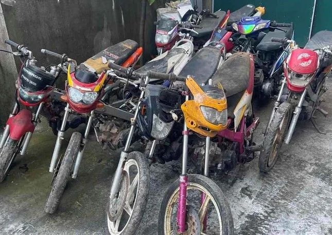 Đấu giá 32 xe máy cũ nằm phơi nắng mưa, một số xe chỉ còn bộ khung với giá gần 7 tỷ đồng