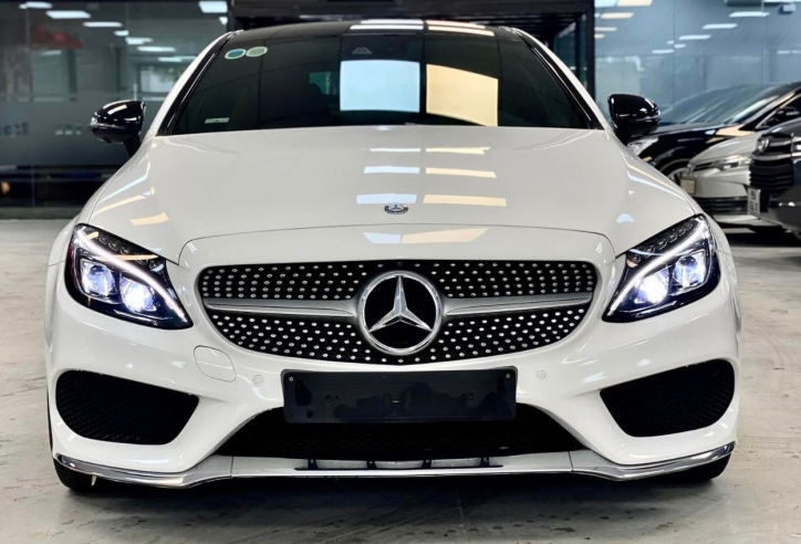 Hàng hiếm Mercedes-Benz C300 Coupe mất giá ngang một chiếc Ford Everest sau 50.000 km sử dụng
