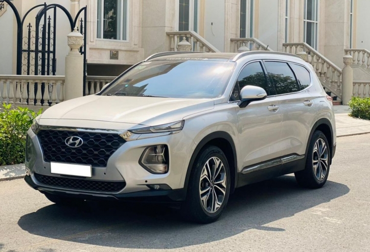 Lăn bánh 4 năm, Hyundai Santa Fe trượt giá ngang một chiếc Toyota Vios