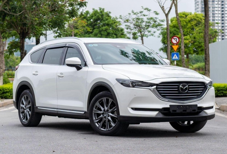Mazda CX-8 lăn bánh 4 năm trượt giá ngang một chiếc Hyundai Creta