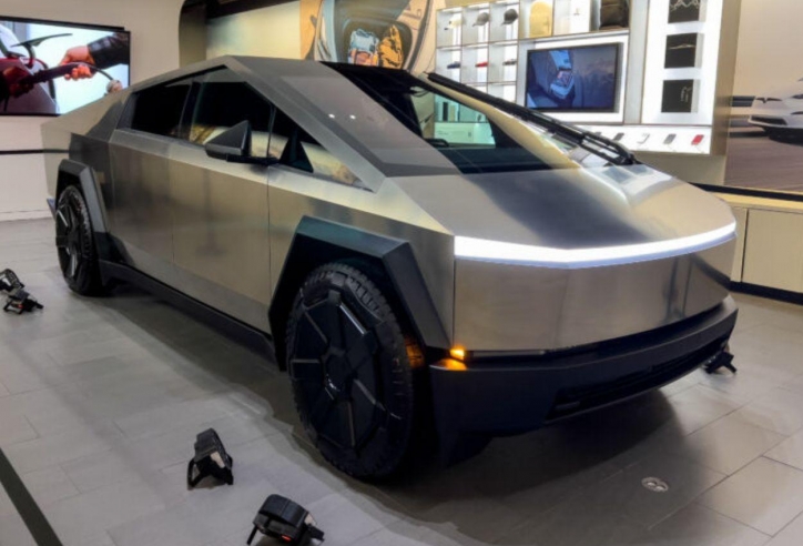Bán tải điện Tesla Cybertruck liên tục mắc lỗi, chủ nhân ‘bắt đền’ hãng một chiếc xe mới