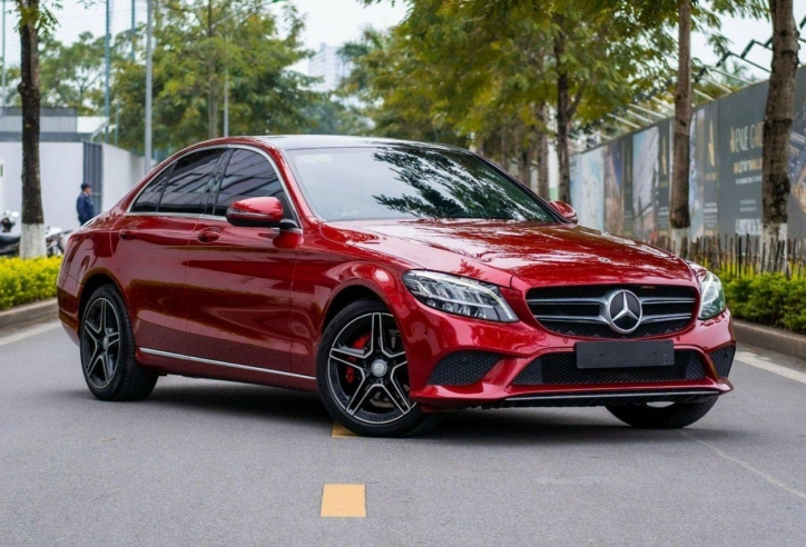Mercedes-Benz C180 2020 lăn bánh 4 năm trượt giá ngang một chiếc Hyundai Creta