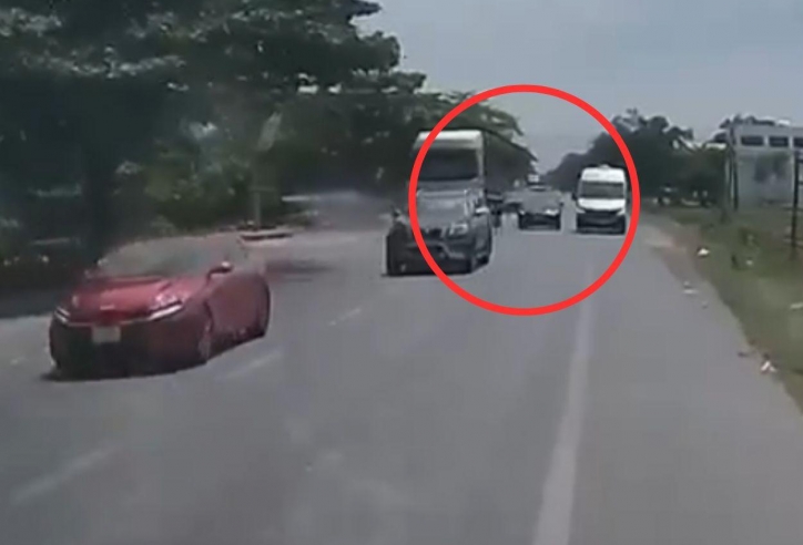 Ô tô nối đuôi nhau lấn làn ngược chiều, vượt xe bất chấp nguy hiểm